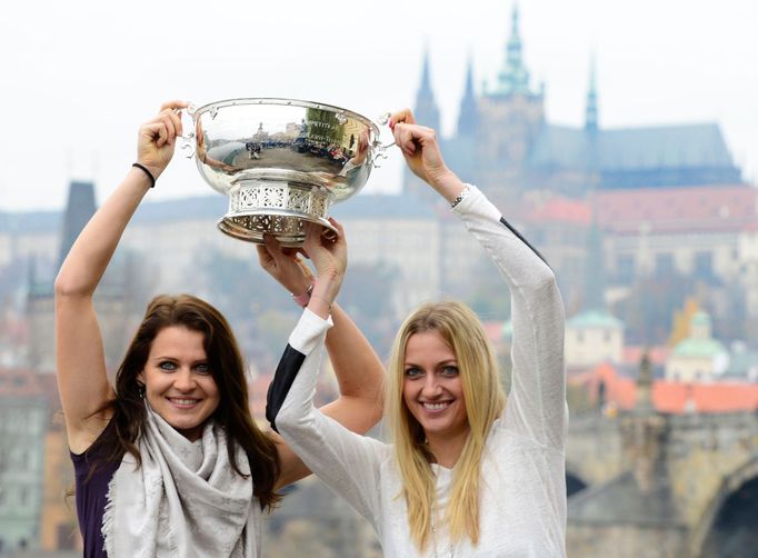 České tenistky se radují s trofejí za výhru ve Fed Cupu 2014