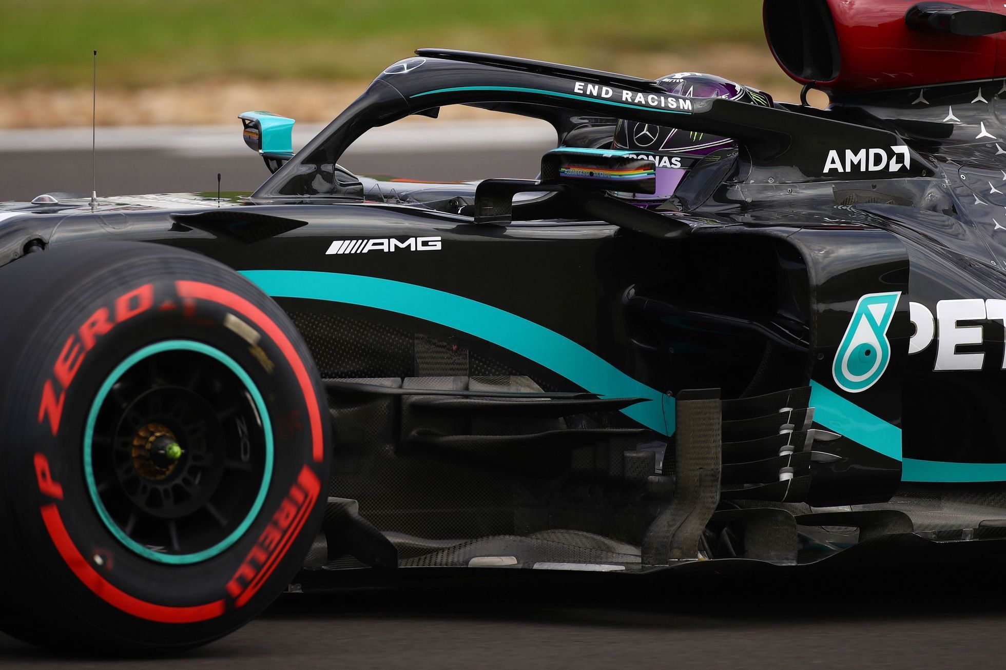 Lewis Hamilton v Mercedesu při kvalifikaci na Velkou cenu k 70. výročí F1