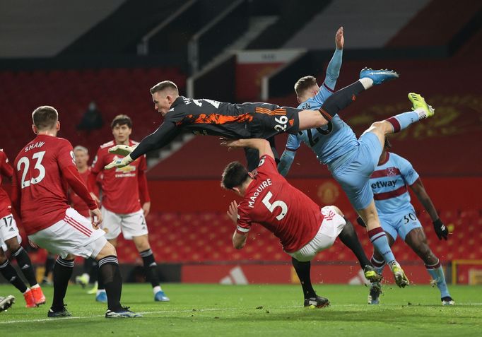 Brankář Manchesteru Dean Henderson v akci.