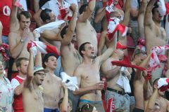 Fotbalisty Slavie napadli vlastní fanoušci. Lahvemi a kameny