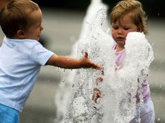 Voda tryskající z fontány před olomouckým krajským úřadem láká v těchto dnech k osvěžení děti i dospělé.