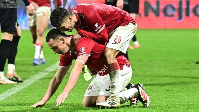 Fotbalisté Pardubic slaví vítězství nad Hradcem