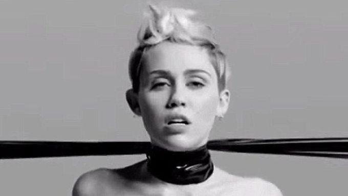Miley Cyrus v klipu Tongue Tied