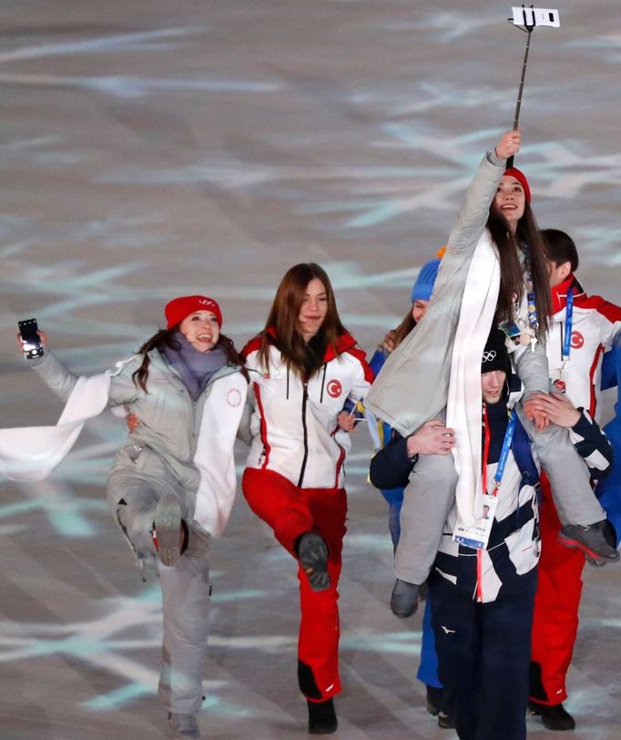 Sportovci na zakončení her 2018