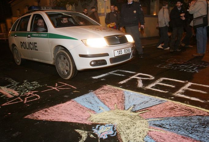 První ránu tibetskému symbolu zasadila pravými pneumatikami projíždějící policejní fabie. Dvě civilní auta se předtím dokázala vlajce na silnici vyhnout. Pomáhat a chránit!