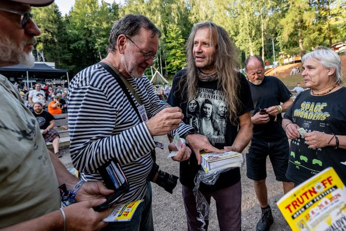 Uprostřed je organizátor festivalu Martin Věchet.