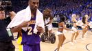 Kobe Bryant z LA Lakers opouští palubovku, sezóna NBA pro něj skončila