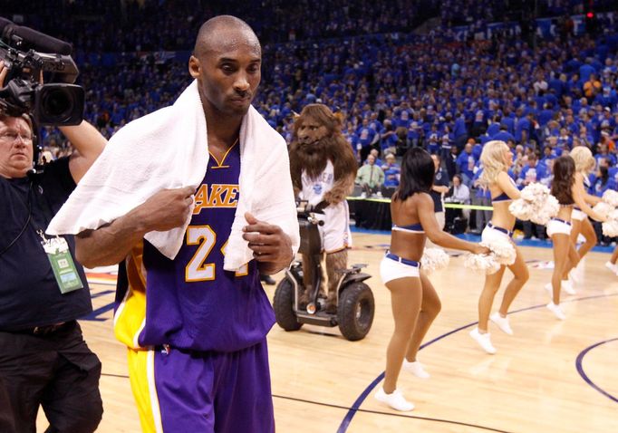 Kobe Bryant z LA Lakers opouští palubovku, sezóna NBA pro něj skončila