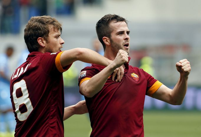 Adem Ljajič (8) a Miralem Pjanič slaví gól AS Řím v síti Neapole