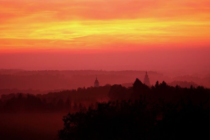 Máme z okna krásný výhled na zámek v Novém Městě nad Metují a podzimní západy jsou vždycky jednoznačně nejhezčí :) Foto: Eva Záhrobská