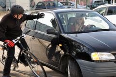 Kontrola odstupu při předjíždění cyklistů: Podle policie bude potřeba i zdravý rozum
