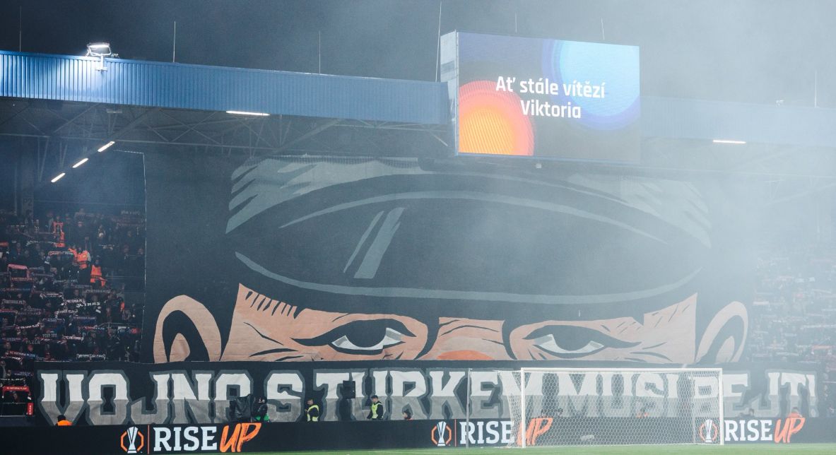 Plzeňský transparent s Turkem pobouřil v zahraničí. Podpora rasismu, soptí fanoušci