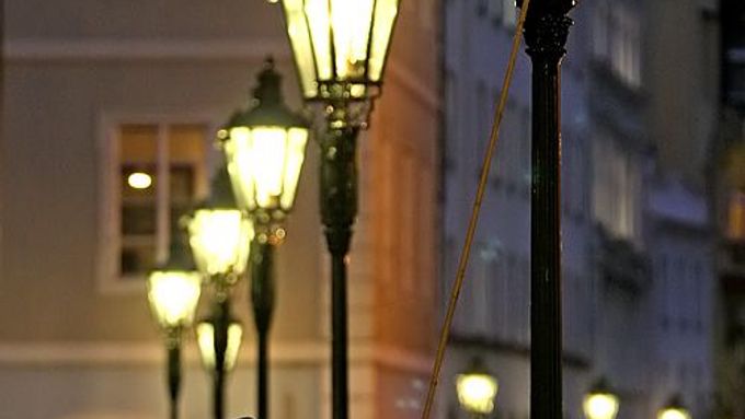 Celkem je v Praze (anebo se právě dokončuje) na 410 plynových lamp.
