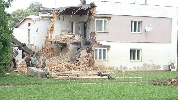 Statik rozhodl o devíti úplných a dvou částečných demolicích v Jeseníku nad Odrou. Poškozených je celkem 110 rodinných domů a další stavby.