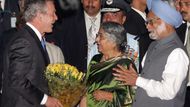 ...ovšem jeho hostitelé, indický premiér Manmohan Singh a jeho manželka Guesharan Kaurová jej přivítali velmi vřele...