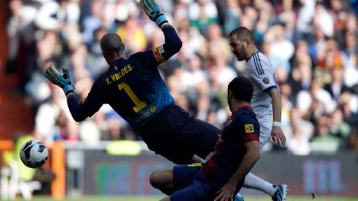 Real Madrid - Barcelona: Karim Benzema (v bílém) - Victor Valdes
