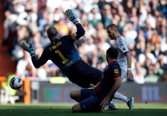 Real Madrid - Barcelona: Karim Benzema (v bílém) - Victor Valdes