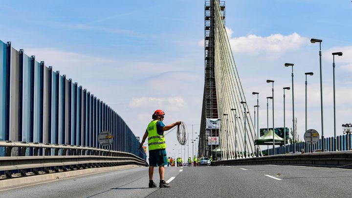 Správa komunikací uzavřela most v Praze. Bude měřit tři kilometry nosných lan