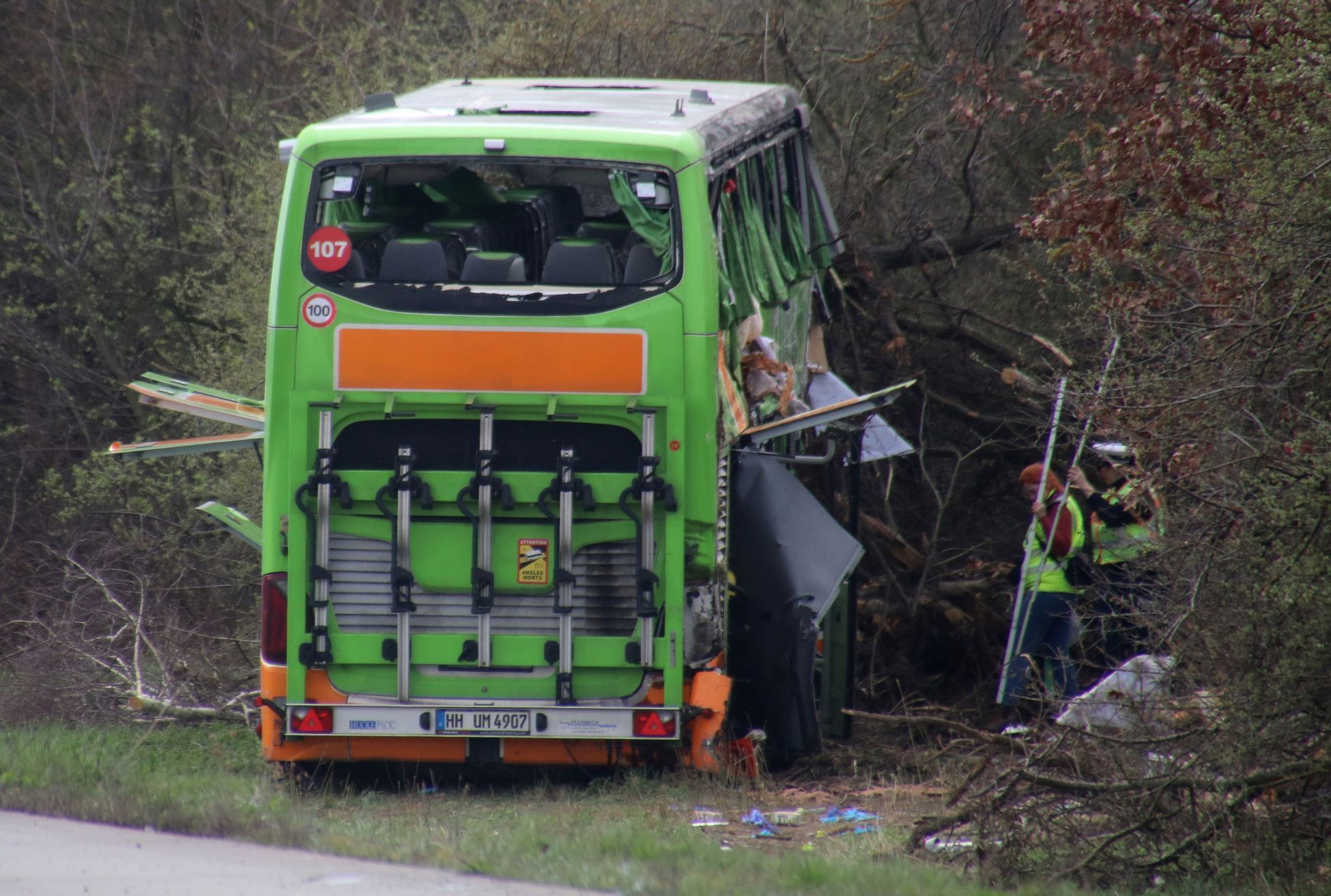 Záchranáři pracují na místě nehody autobusu na dálnici A9 u Schkeuditz nedaleko východoněmeckého Lipska, 27. března 2024.