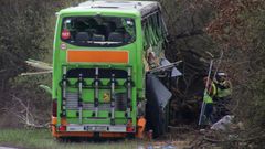 Záchranáři pracují na místě nehody autobusu na dálnici A9 u Schkeuditz nedaleko východoněmeckého Lipska, 27. března 2024.