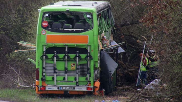 Při nehodě dálkového autobusu u Lipska zemřelo nejméně pět lidí
