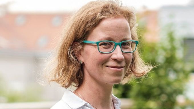 Magdalena Maceková je architektka a specialistka na adaptaci měst v souvislosti s klimatickou změnou. Působí v environmentální organizaci Nadace Partnerství.