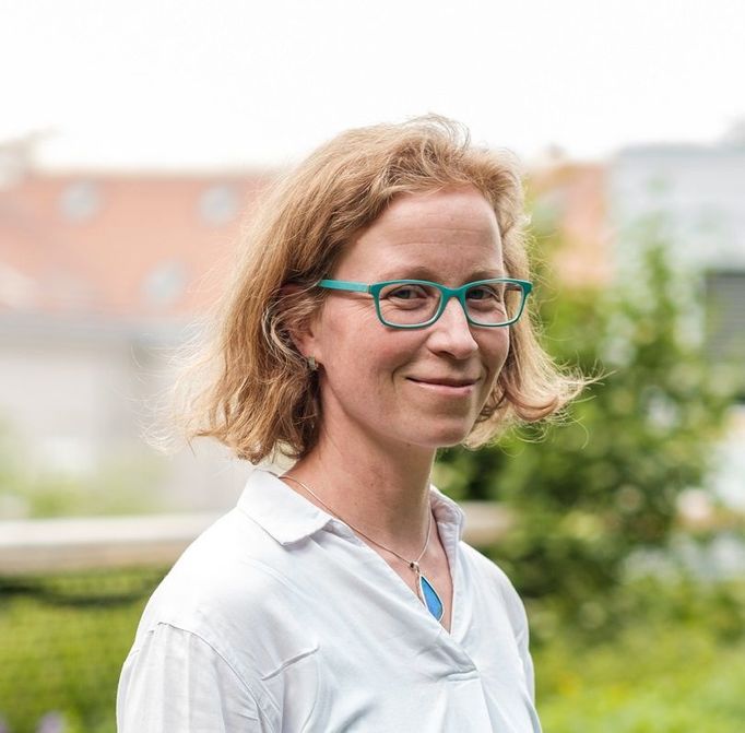 Magdalena Maceková je architektka a specialistka na adaptaci měst v souvislosti s klimatickou změnou. Působí v environmentální organizaci Nadace Partnerství.