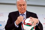 Přitom ještě před týdnem Blatter jasně vládl světovému fotbalu a nepřipouštěl si, že by mohlo jeho postavení něco ohrozit. Jenže všechno se změnilo minulou středu ráno, kdy se vyrojily zprávy o mohutném zatýkání předních představitelů FIFA.