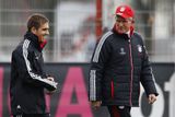 Trenér Bayernu Jupp Heynckes spřádá plány s kapitánem Philippem Lahmem během tréninku před zápasem.