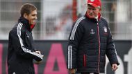 Trenér Bayernu Jupp Heynckes spřádá plány s kapitánem Philippem Lahmem během tréninku před zápasem.