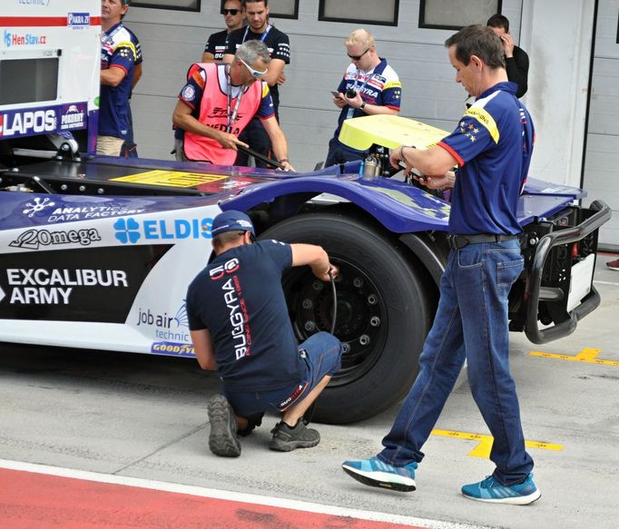 Mechanici Buggyry na závodě ME tahačů na Hungaroringu 2019