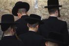 Židovské poutníky napadla u hrobu rabína na Ukrajině skupina ozbrojenců