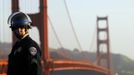 A California Highway patrol officer stand near the Golden Gate Bridge waiting for possible May Day demonstrations in San Francisco, California May 1, 2012. May Day actions began with a strike by ferry workers Tuesday stranding commuters who usually take ferry boats to work. REUTERS/Robert Galbraith (UNITED STATES - Tags: CIVIL UNREST BUSINESS EMPLOYMENT POLITICS) Published: Kvě. 1, 2012, 7:57 odp.