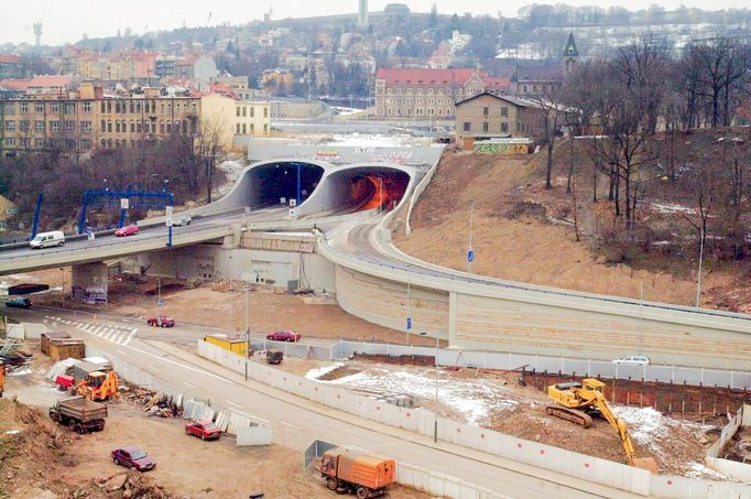 Otevření nového nájezdu z Kartouzské ulice do Strahovského tunelu v Praze. Snímek z roku 2001.