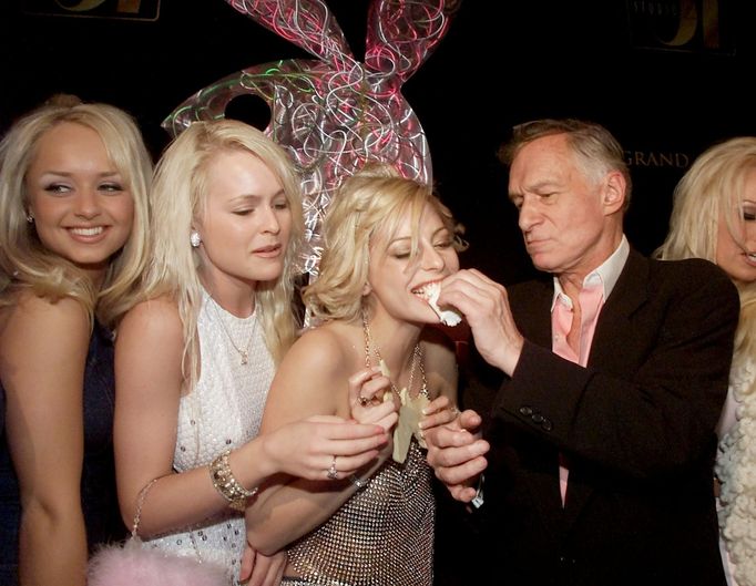 Dne 27.9.2017 zemřel ve věku 91 let Hugh Hefner. Kimberly Stanfield, Katie Lohmann a Cathi O'Malley na oslavě Hefnerových 75. narozenin ve Studiu 54 (2001).