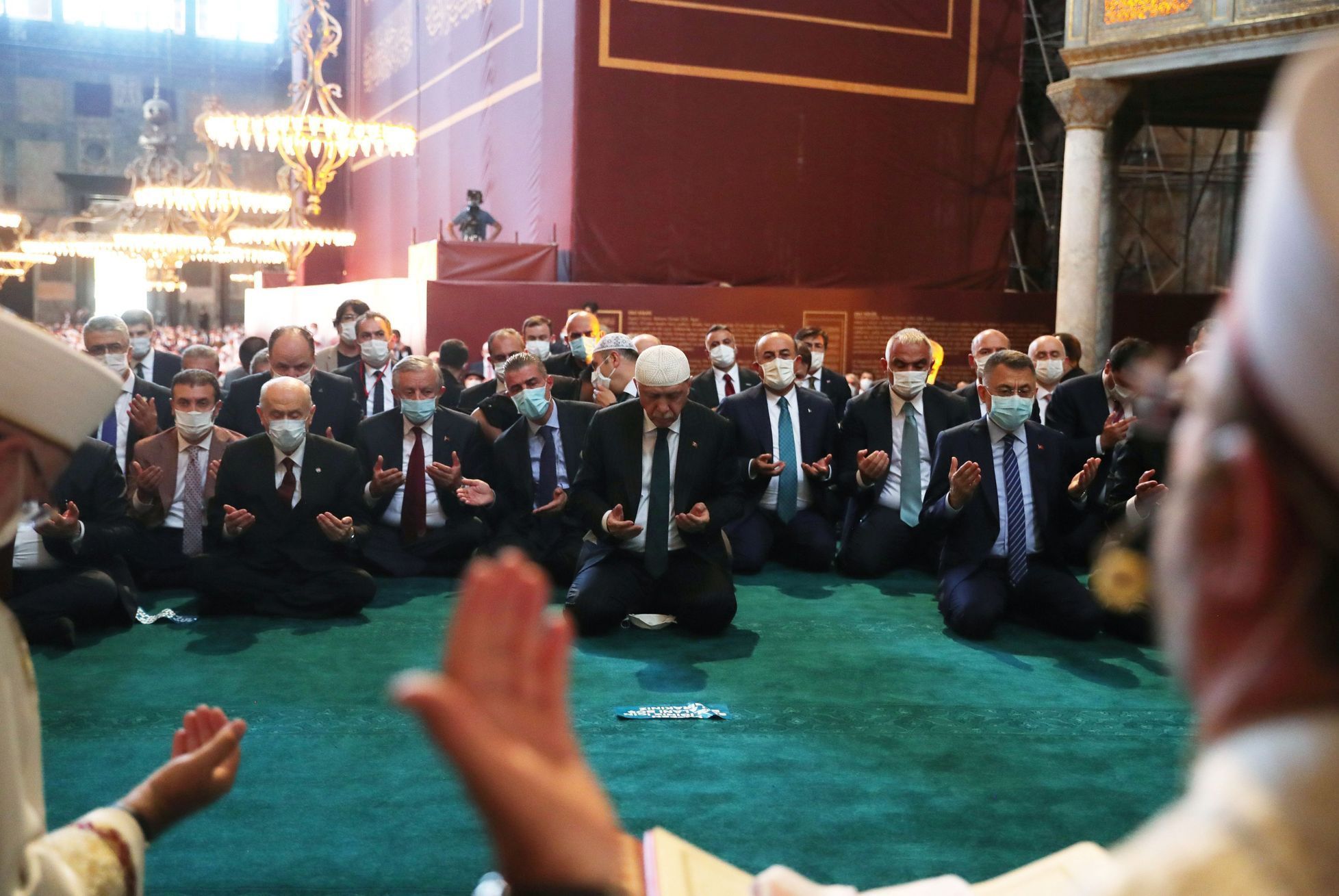 Erdogan při modlitbě v Hagii Sofii