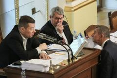 Poslanci sbírají podpisy za odvolání Filipa z vedení sněmovny, Vondráček ho hájí