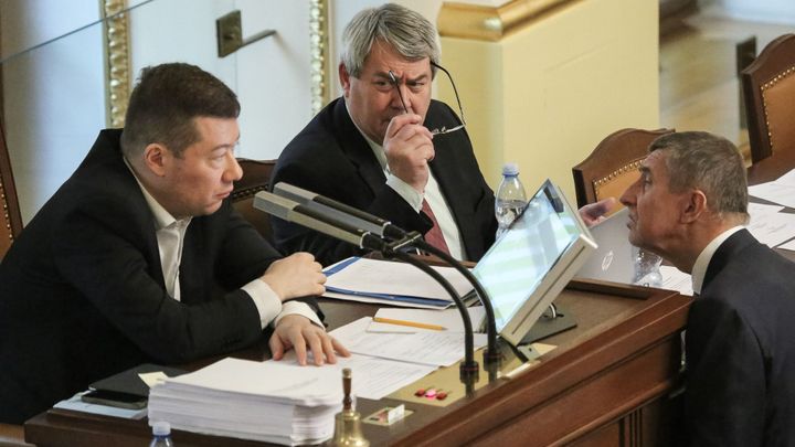 Komunisté přerušili schůzi sněmovny, nelíbí se jim "útok" na předsedu Filipa