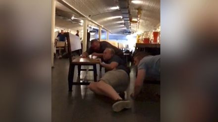 Video: Okamžitě všichni k zemi! Tak to vypadalo v baru u Londýnského mostu krátce po útoku