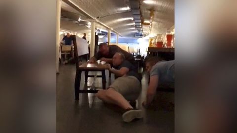 Video: Okamžitě všichni k zemi! Tak to vypadalo v baru u Londýnského mostu krátce po útoku