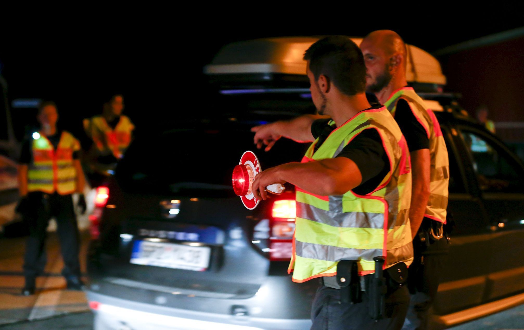 Němečtí policisté kontrolují auta na dálnici A3 z Rakouska.
