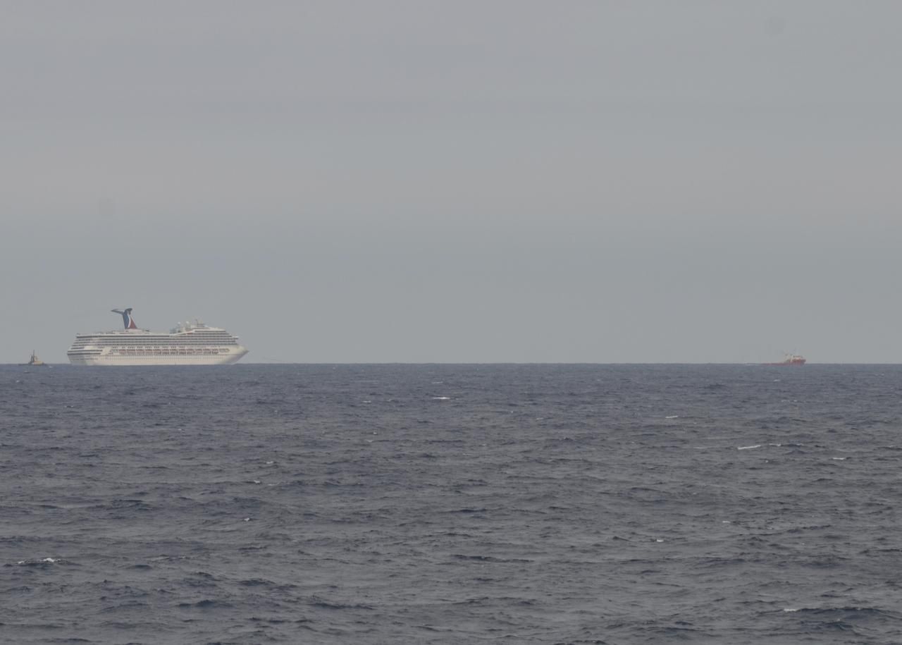 Video: Poškozená loď Carnival Triumph, která zapáchala výkaly tisíců cestujících, konečně dorazila do přístavu v Alabamě.