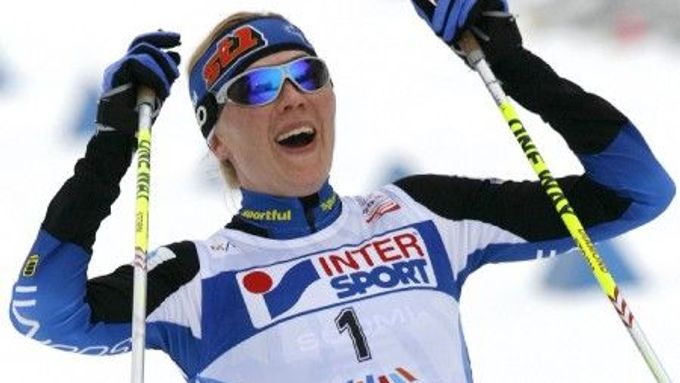 Finská lyžařka Virpi Kuitunenová projíždí jako vítězka cílem klasické třicítky na MS v Sapporu.