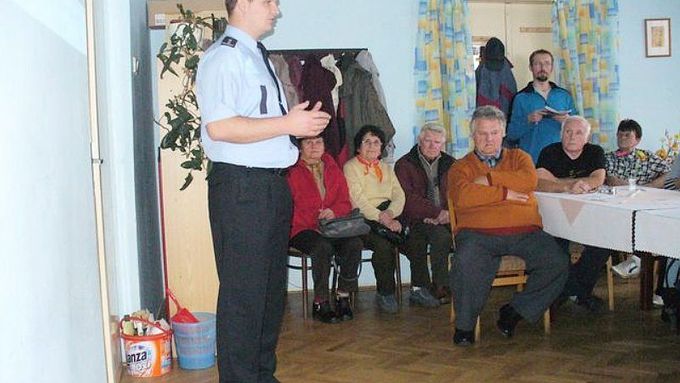 Z policejní prevence v Novém Bydžově: listopadová beseda policie se seniory o tom, jak si zajistit bezpečný život v nebezpečném věku.