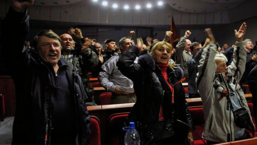 Doněcká lidová republika je vyhlášena. Ustanovili ji proruští separatisté poté, co obsadili sídlo oblastní vlády. (7. dubna 2014)
