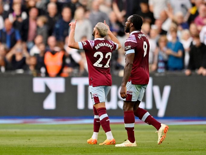 Saíd Benrahma z West Hamu slaví gól v utkání s Manchesterem United.