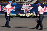 ... v pátečním tréninku totiž Barberá upadl tak nešťastně, že si zlomil obratel. V závodě ho nahradí krajan Toni Elías, jenž zde vyhrál v roce 2010 závod Moto2.