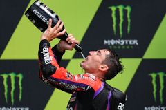 Bez motoru to zatím nejde. Hvězda MotoGP při cyklistické premiéře pohořela