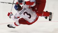 O tvrdé souboje nebyla ve finále MS rozhodně nouze. Michal Rozsíval, jeden ze čtyř českých hráčů z NHL na turnaji, se střetl s Jevgenijem Malkinem.