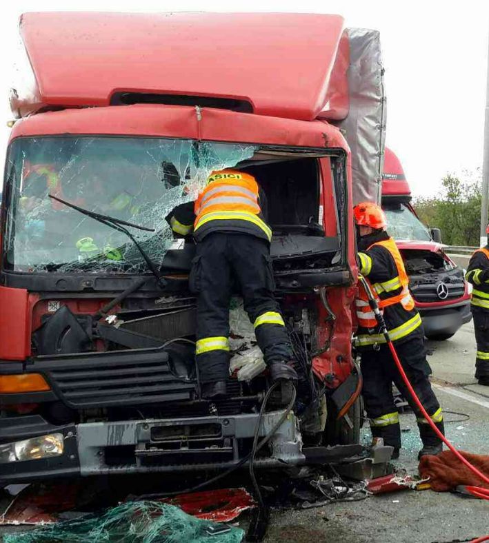D1 nehoda hasiči